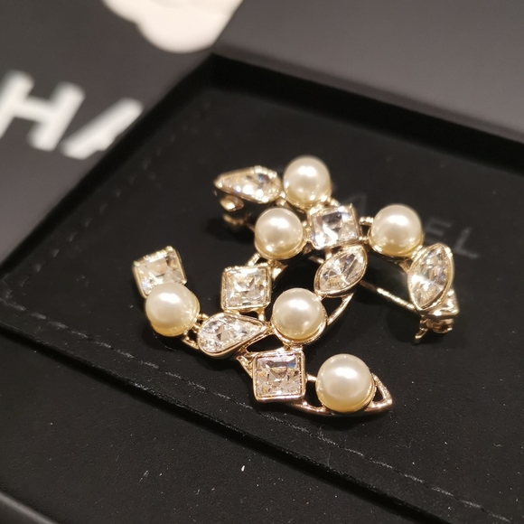 💯 Chanel pearl / rhinestones brooch - Picture 1 of 11